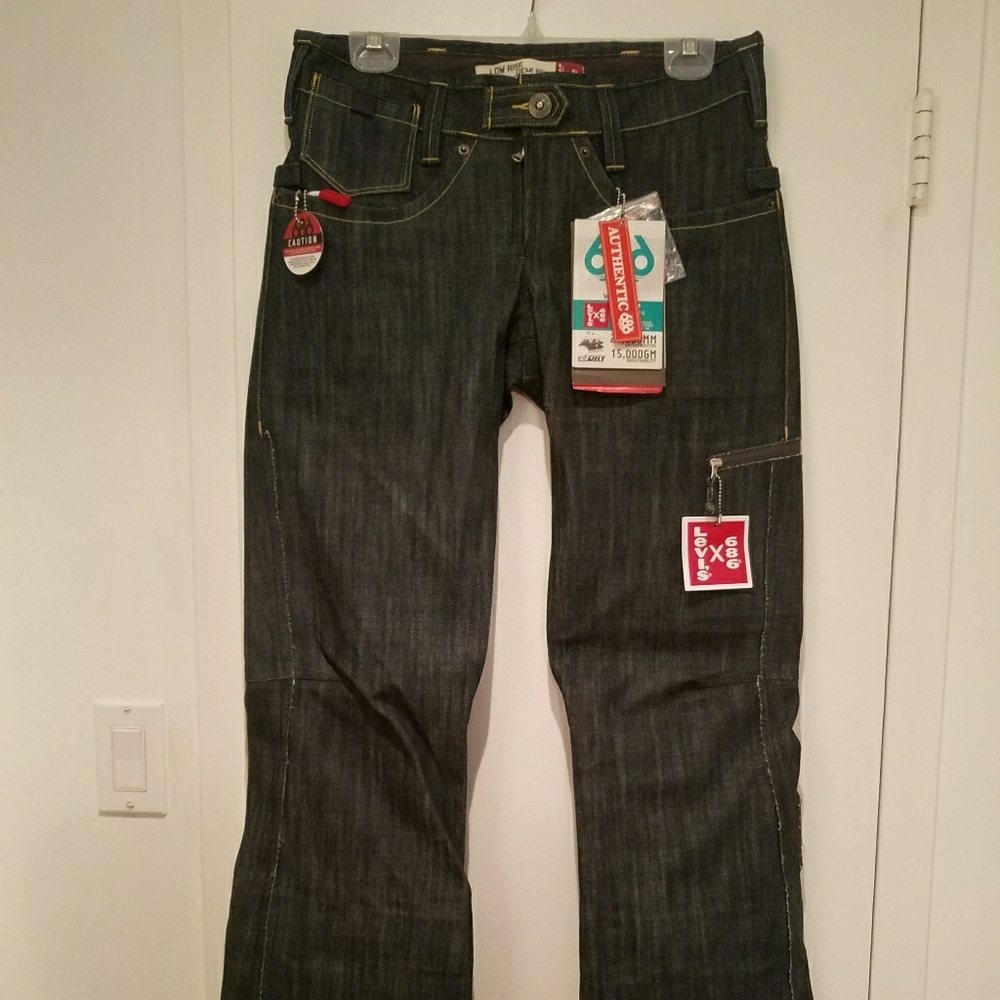 Brand new 686 women's snowboarding/ski pants